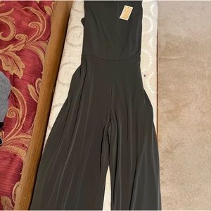 NEW with tag's sleeveless capris length jumpsuit. NO DAMAGE. Smoke free home.